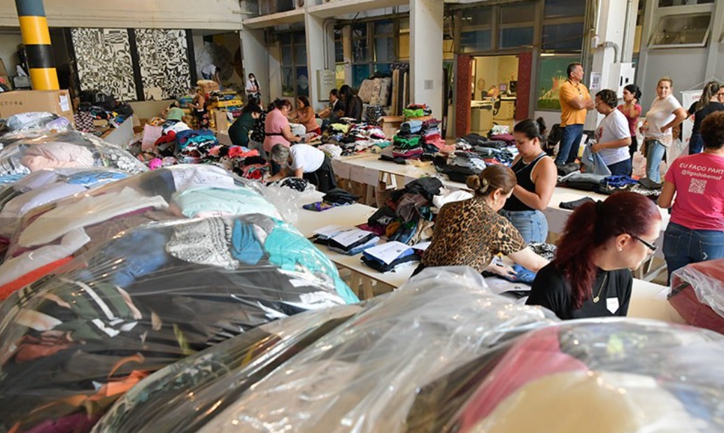 Voluntários da Liga do Bem organizam roupas arrecadas na campanha SOS Rio Grande do Sul (Foto: Geraldo Magela/Agência Senado)