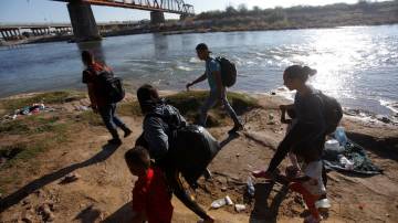 Migrantes caminham para cruzar fronteira na tentativa de buscar asilo nos EUA, 29/09/2023. Foto: REUTERS/Daniel Becerril