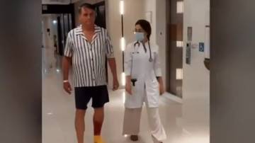 O ex-presidente Jair Bolsonaro (PL) caminha pelos corredores de hospital em São Paulo (SP) (Foto: Reprodução/redes sociais)