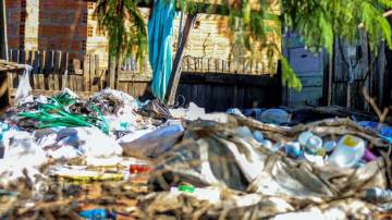 Acúmulo de lixo favorece o aparecimento de doenças como a leptospirose (Foto: Rafa Neddermeyer/Agência Brasil)