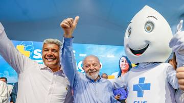 O presidente Luiz Inácio Lula da Silva (PT), ao lado do governador da Bahia, Jerônimo Rodrigues (PT), e do "Zé Gotinha" (Foto: Ricardo Stuckert/PR)