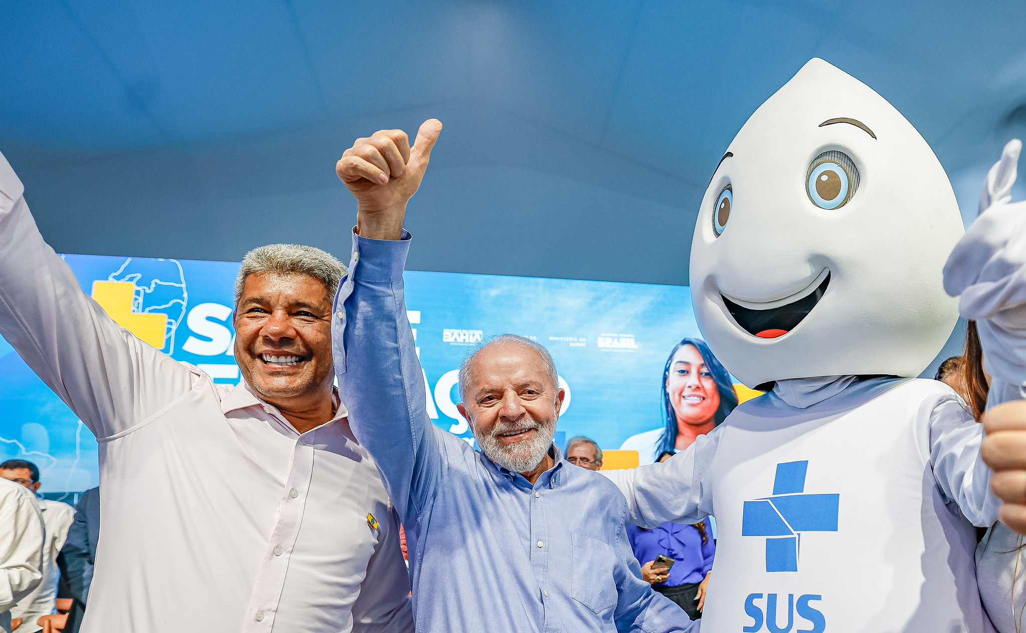 O presidente Luiz Inácio Lula da Silva (PT), ao lado do governador da Bahia, Jerônimo Rodrigues (PT), e do "Zé Gotinha" (Foto: Ricardo Stuckert/PR)