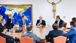 O presidente Luiz Inácio Lula da Silva (PT) discute a tragédia climática no Rio Grande do Sul em reunião com ministros no Palácio do Planalto (Foto: Ricardo Stuckert/PR)