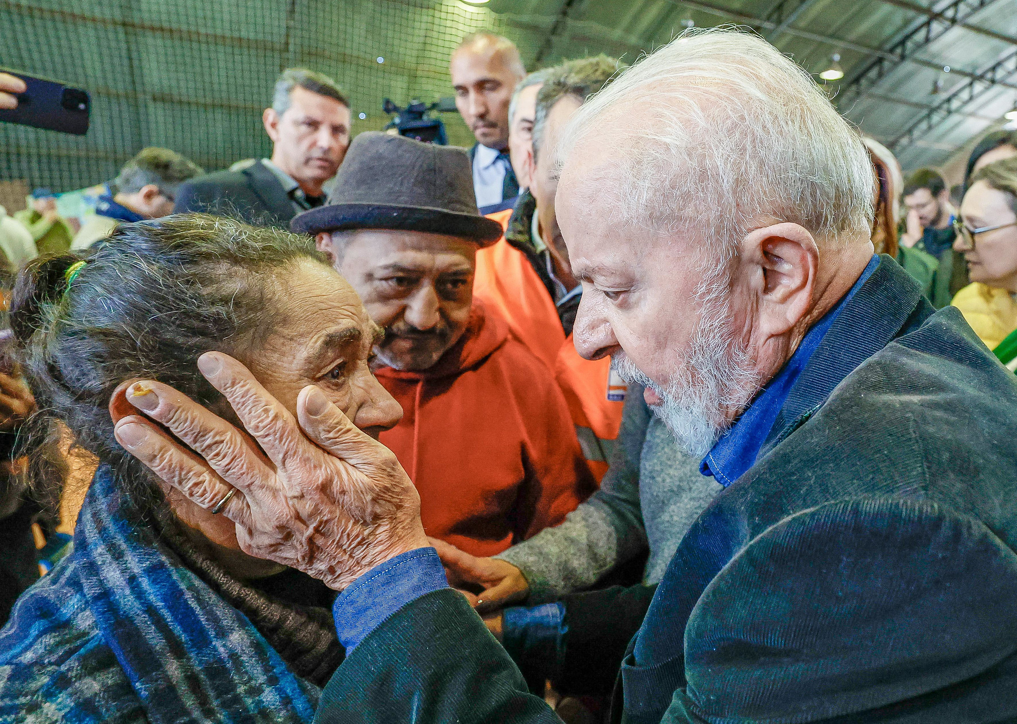 Todo mundo vai ter sua casinha”, diz Lula em visita a abrigo no Rio Grande  do Sul
