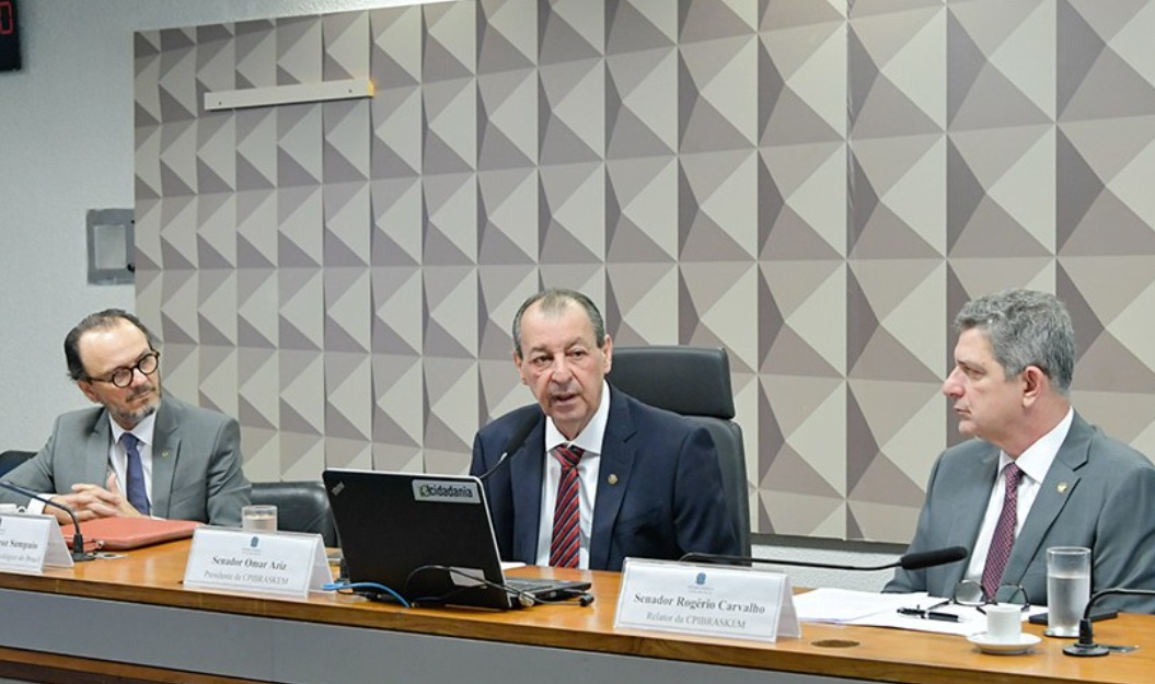 O presidente da CPI, Omaz Aziz , e o relator, Rogério Carvalho, com Thales de Queiroz Sampaio (à esq.) (Foto: Geraldo Magela/Agência Senado)
