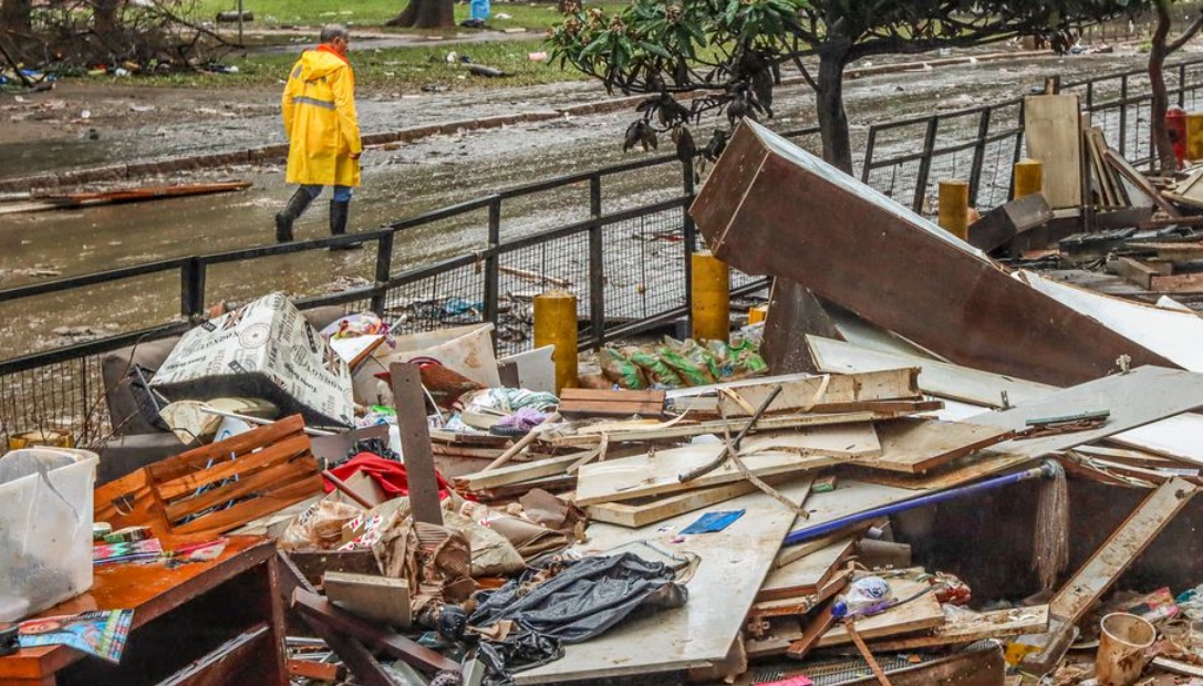 Destruição das cidades pelas fortes chuvas no Rio Grande do Sul levou ao acúmulo de lixo (Foto: Rafa Neddermeyer/Agência Brasil)