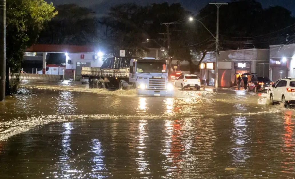 Enchentes seguem levando caos ao Rio Grande do Sul (Foto: Rafa Neddermeyer/Agência Brasil)