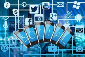 Imagem com celulares e redes sociais