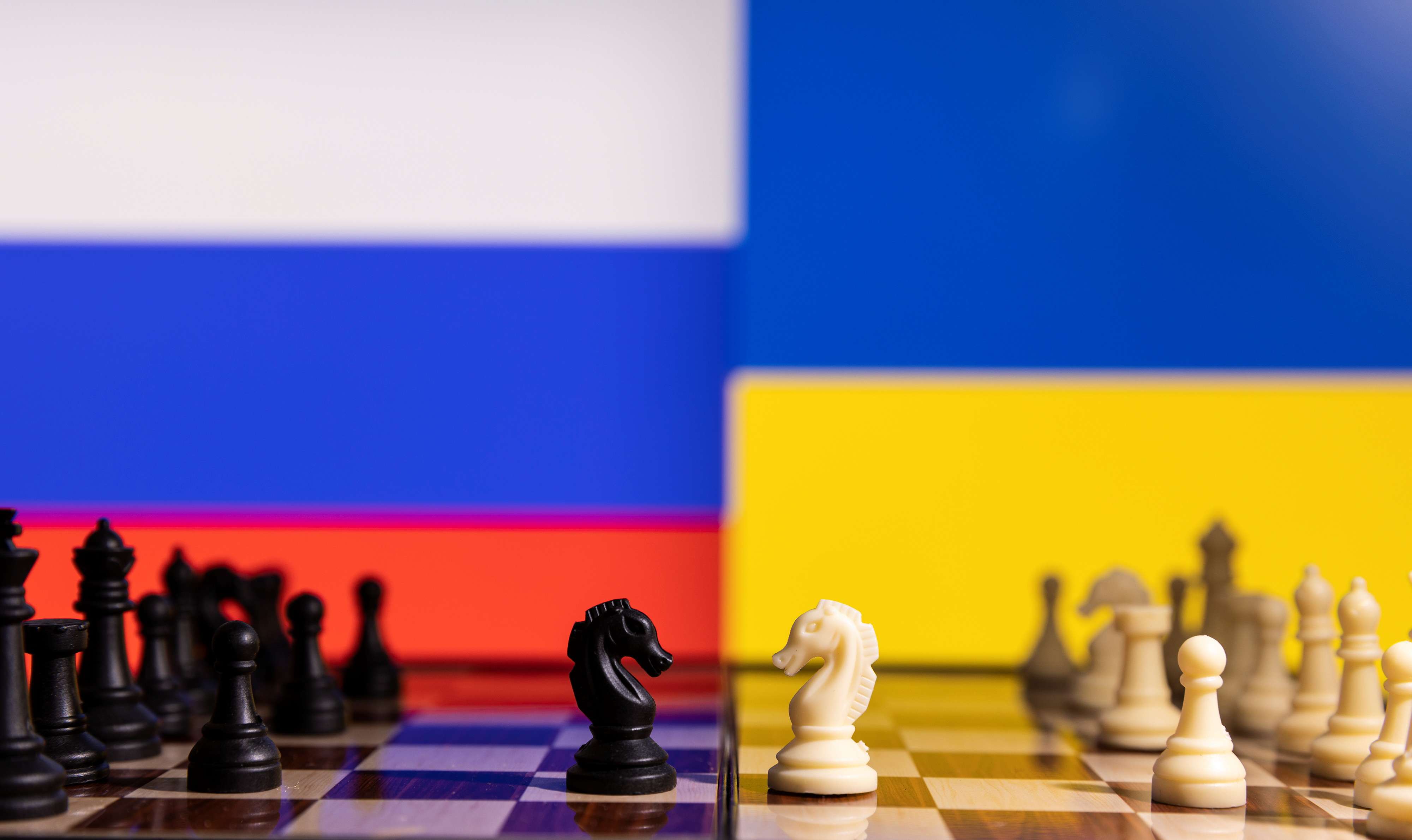 Bandeiras de Rússia e Ucrânia (Foto: REUTERS/Ilustração/Dado Ruvic)