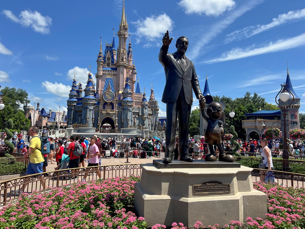 Pessoas se reúnem no parque temático Magic Kingdom antes do desfile "Festival of Fantasy" no Walt Disney World em Orlando, Flórida, EUA, em 30 de julho de 2022 (REUTERS/Octavio Jones/Foto de arquivo)