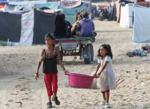 Palestinos fogem de Rafah devido à operação militar israelense 13/6/2024 REUTERS/Hatem Khaled