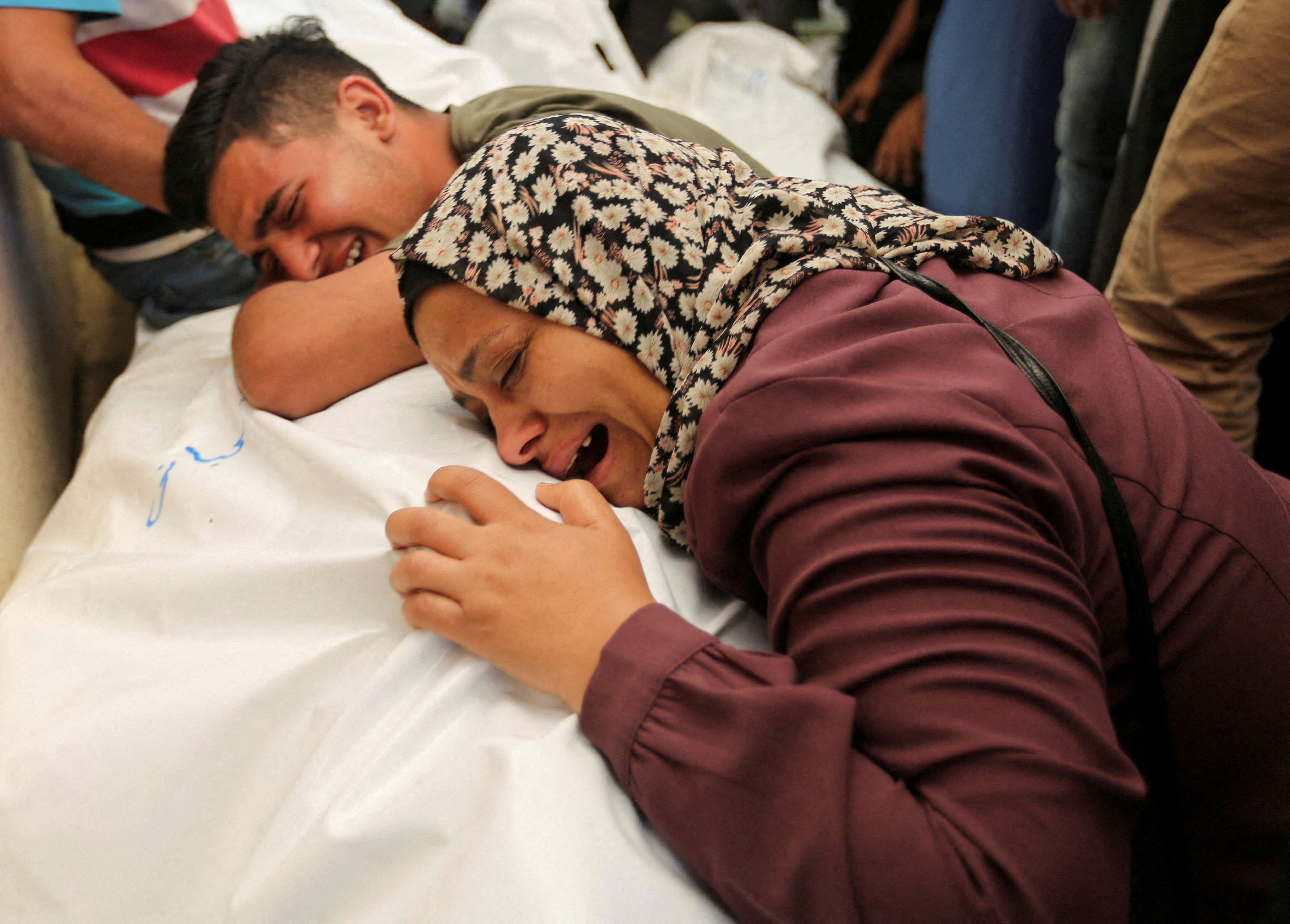 Funeral de palestinos mortos por ataques israelenses no sul de Gaza - 18/6/2024 (Foto: Hatem Khaled/Reuters)
