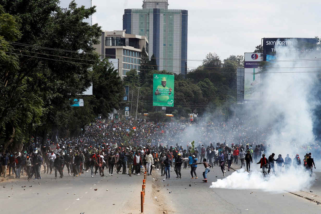 Manifestantes protestam contra legislação que eleva impostos, em Nairóbi, Quênia (REUTERS/Monicah Mwangi)