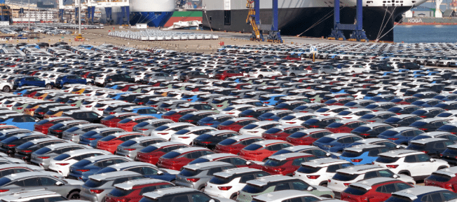 Carros para exportação em porto da China