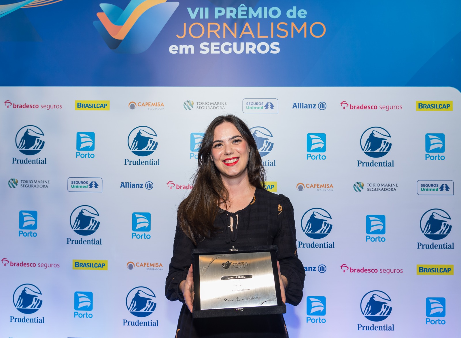 Jamille Niero, repórter do InfoMoney, recebe premiação por reportagem sobre o seguro nas mudanças climáticas (Foto: Antranik Photos)