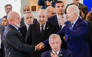 O presidente Luiz Inácio Lula da Silva (PT) cumprimenta Joe Biden, presidente dos Estados Unidos, em reunião de cúpula do G7 (Foto: Ricardo Stuckert/PR)
