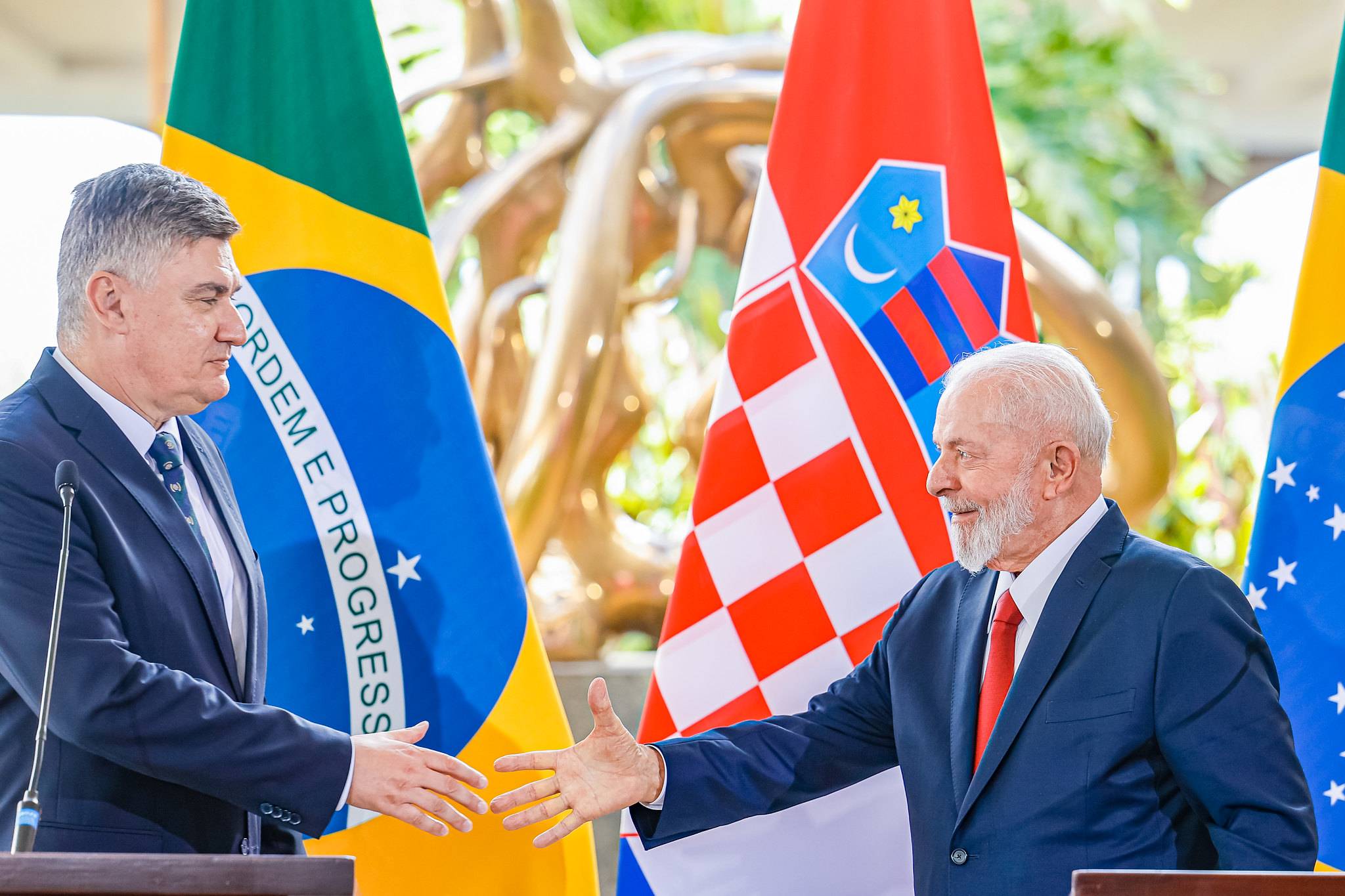 Croatas votam em eleição presidencial com mandatário liderando as pesquisas