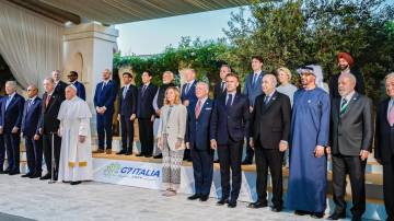 Presidente da República, Luiz Inácio Lula da Silva, posa para a fotografia oficial da reunião do G7, ao lado dos Chefes de Estado e de Governo dos países do segmento externo da Cúpula do G7 e os representantes de organizações internacionais convidadas, no Hotel Borgo Egnazia. (Foto: Ricardo Stuckert / PR)