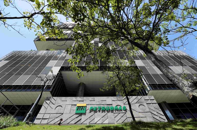Petrobras (PETR4) reverte prejuízo e tem lucro de R$ 26,65 bilhões no 2º tri de 2025