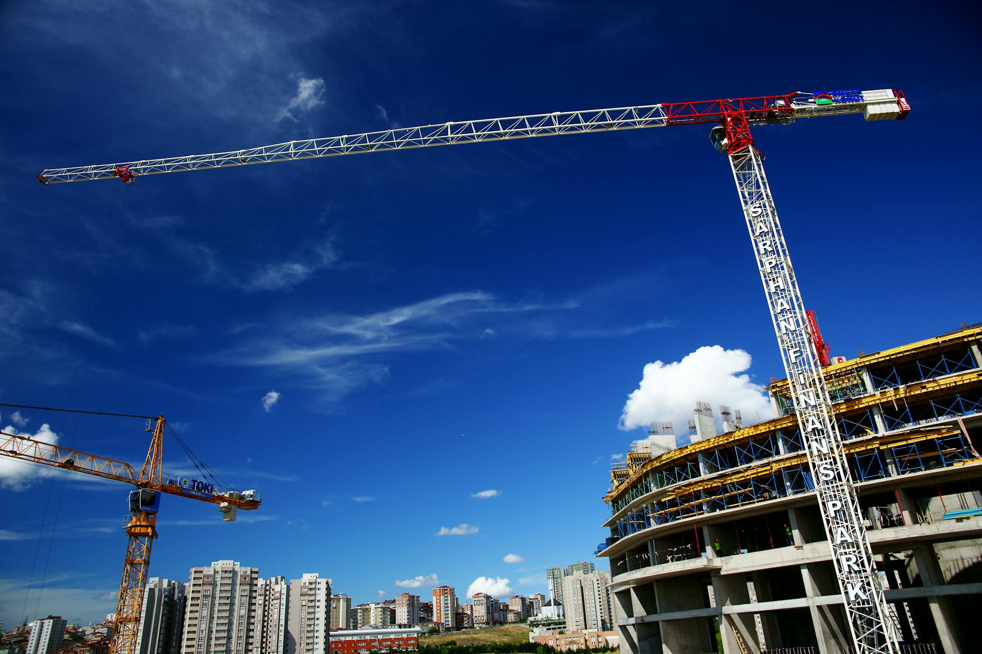 Maquinário de construção civil sob céu azul