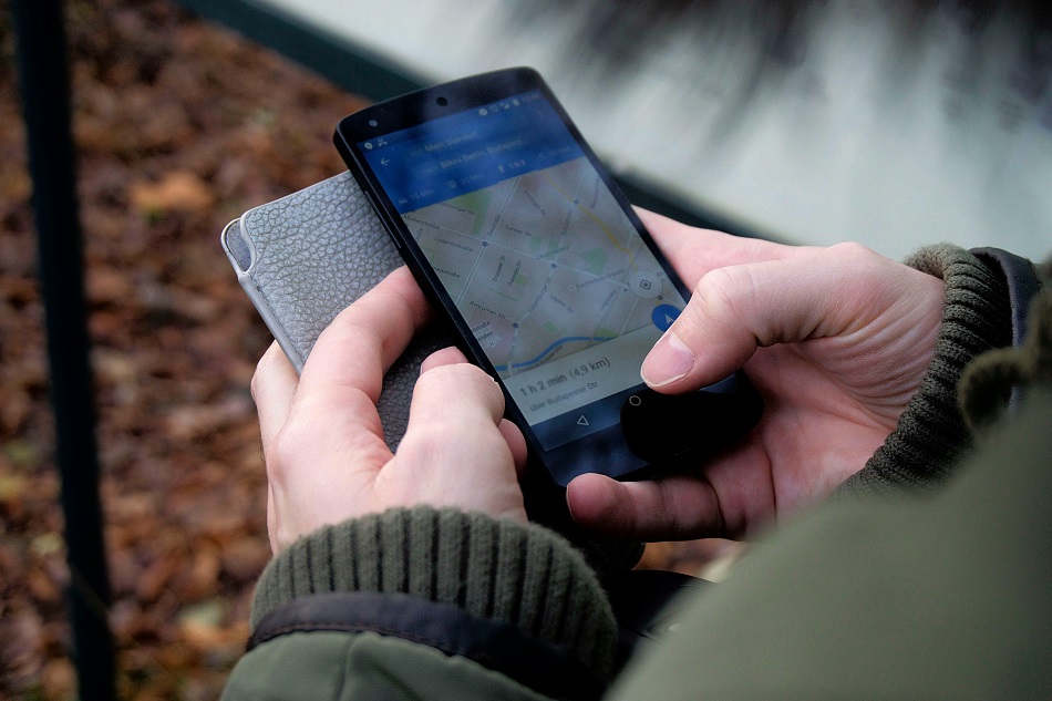 Usuário usando o Google Maps no celular (Foto de Ingo Joseph/Pexels)