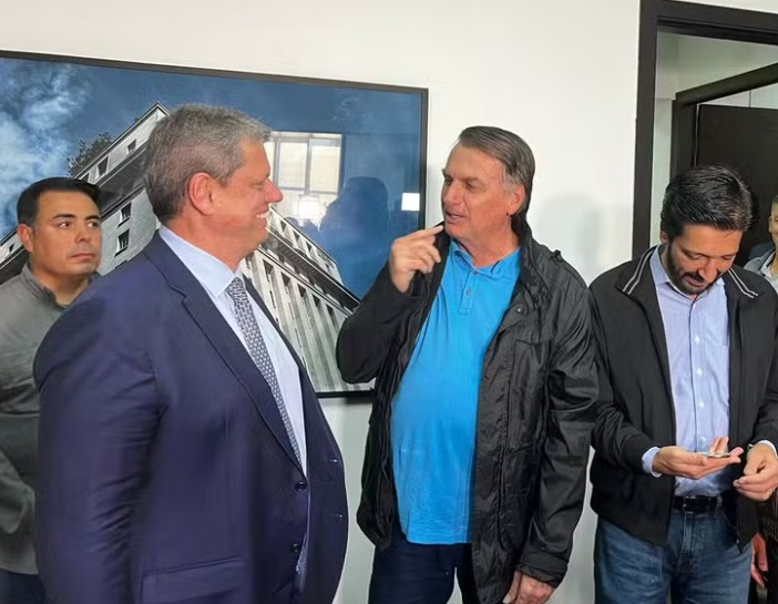 Tarcísio de Freitas (Republicanos) e Jair Bolsonaro (PL) conversam, ao lado do prefeito de São Paulo (SP), Ricardo Nunes (MDB) (Foto: Reprodução/GloboNews)