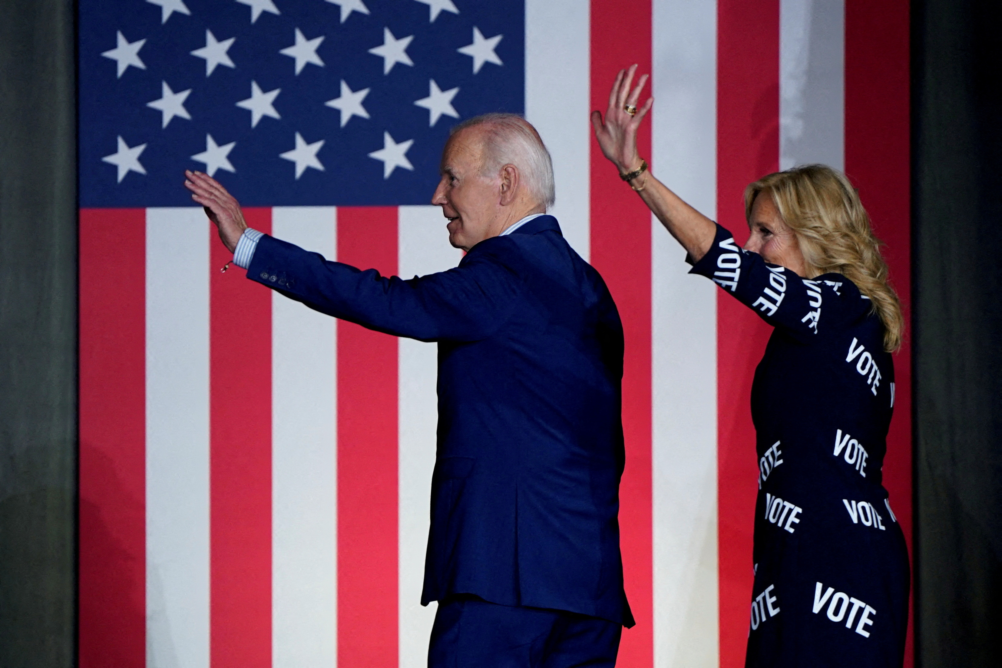 Joe Biden e a primeira-dama, Jill Biden, acenam ao deixar palco em evento de campanha em Raleigh, na Carolina do Norte (REUTERS/Elizabeth Frantz)