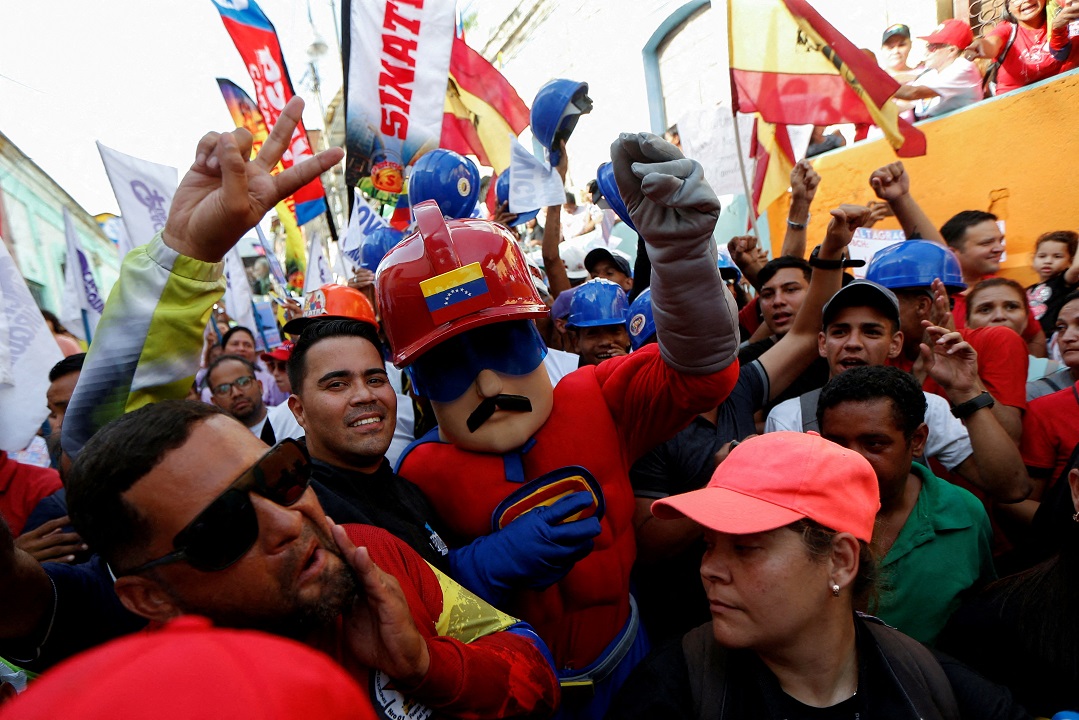 Pessoas em ato de apoio ao presidente Maduro da Venezuela, em Caracas -
20/06/2024
(Foto: Leonardo Fernandez Viloria/Reuters)