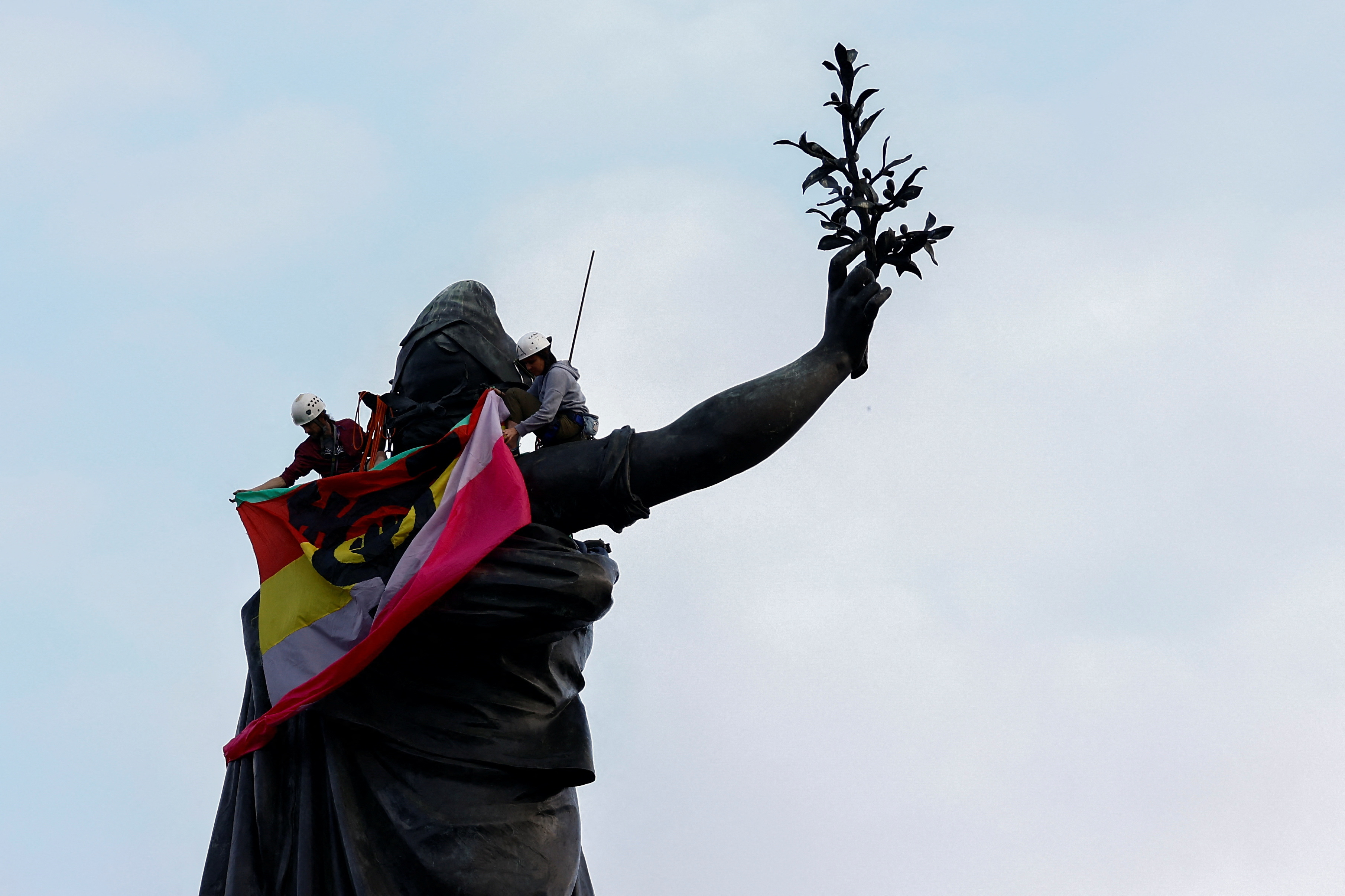 Pessoas protestam contra o partido francês de extrema-direitaReunião Nacional (RN), em Paris
03/07/2024
REUTERS/Yara Nardi