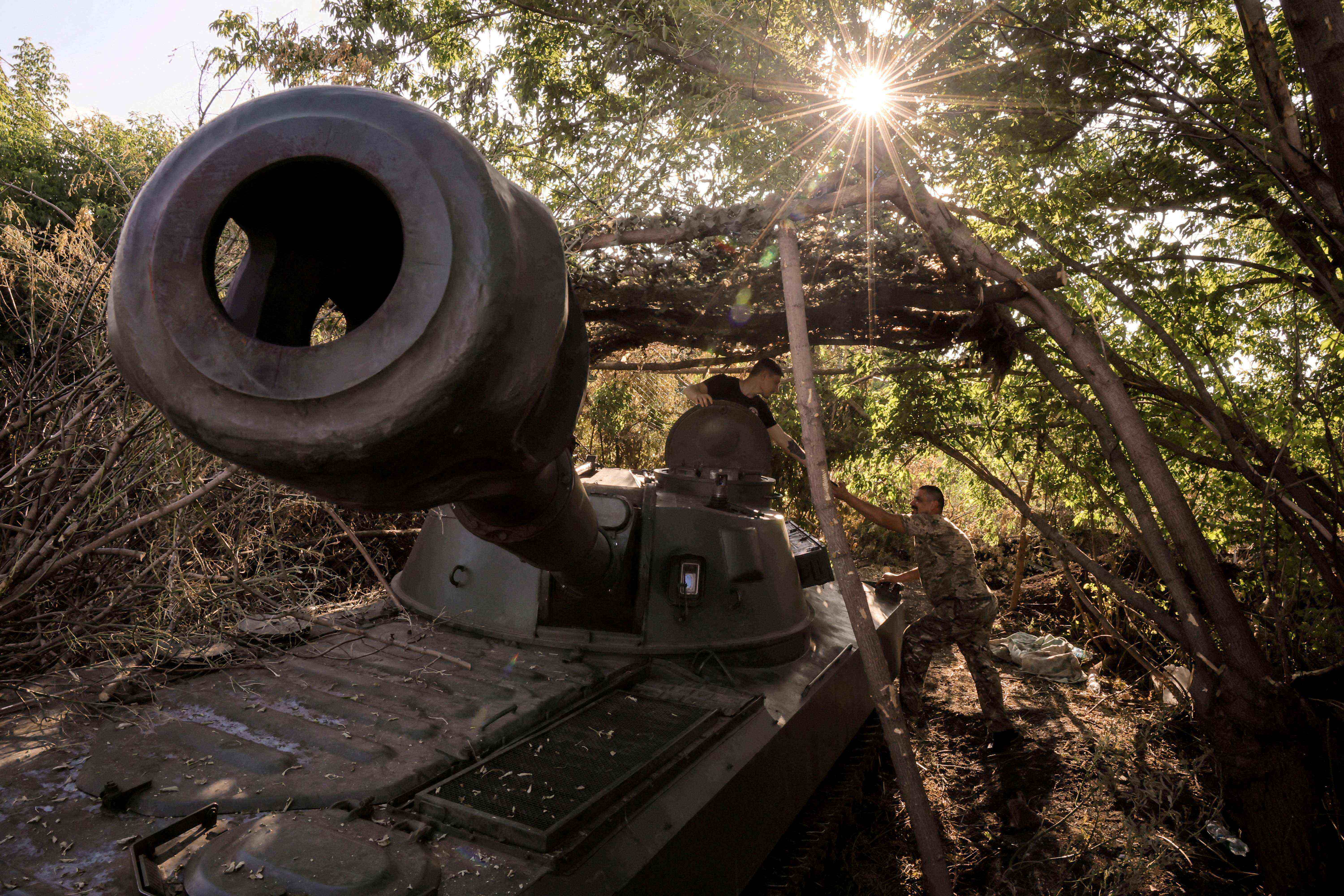 Militares ucranianos perto da cidade de Chasiv Yar - 30/6/2024 (Foto: Divulgação via Reuters)