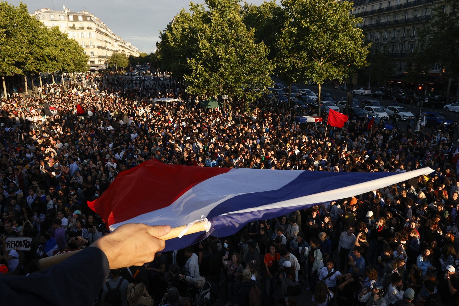 Pessoas se reúnem na Place de la Republique após os resultados parciais no segundo turno das eleições parlamentares na França. 07/07/2024. (Foto: REUTERS/Abdul Saboor)