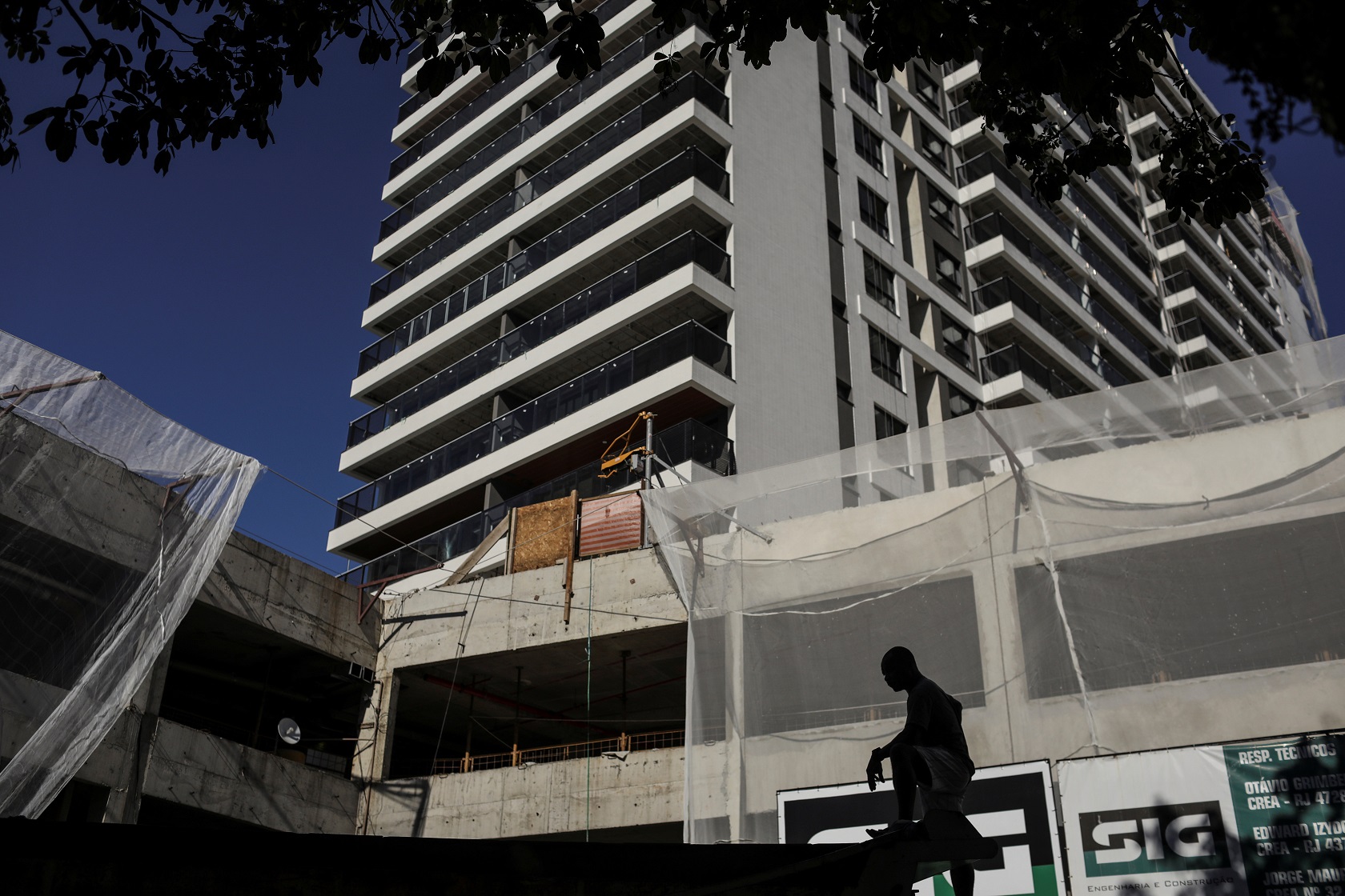 Pessoa em frente a prédio em construção no Rio de Janeiro (REUTERS/Pilar Olivares)