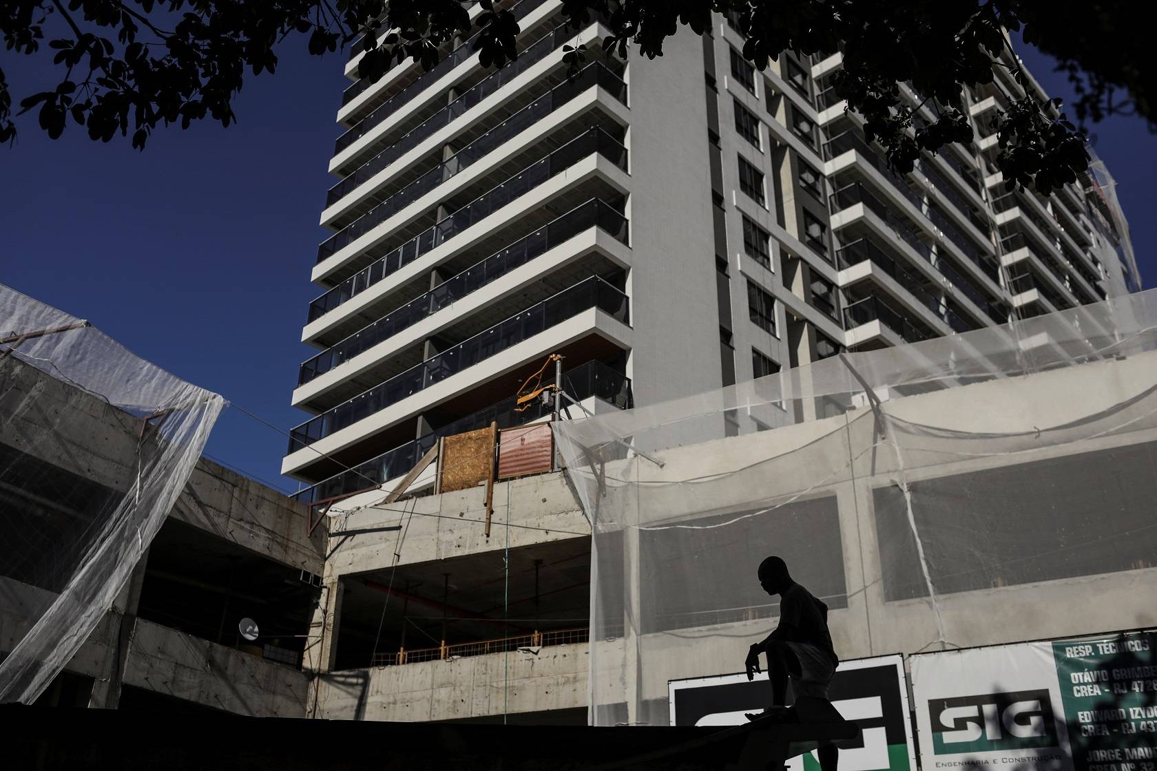 Pessoa em frente a prédio em construção no Rio de Janeiro (REUTERS/Pilar Olivares)