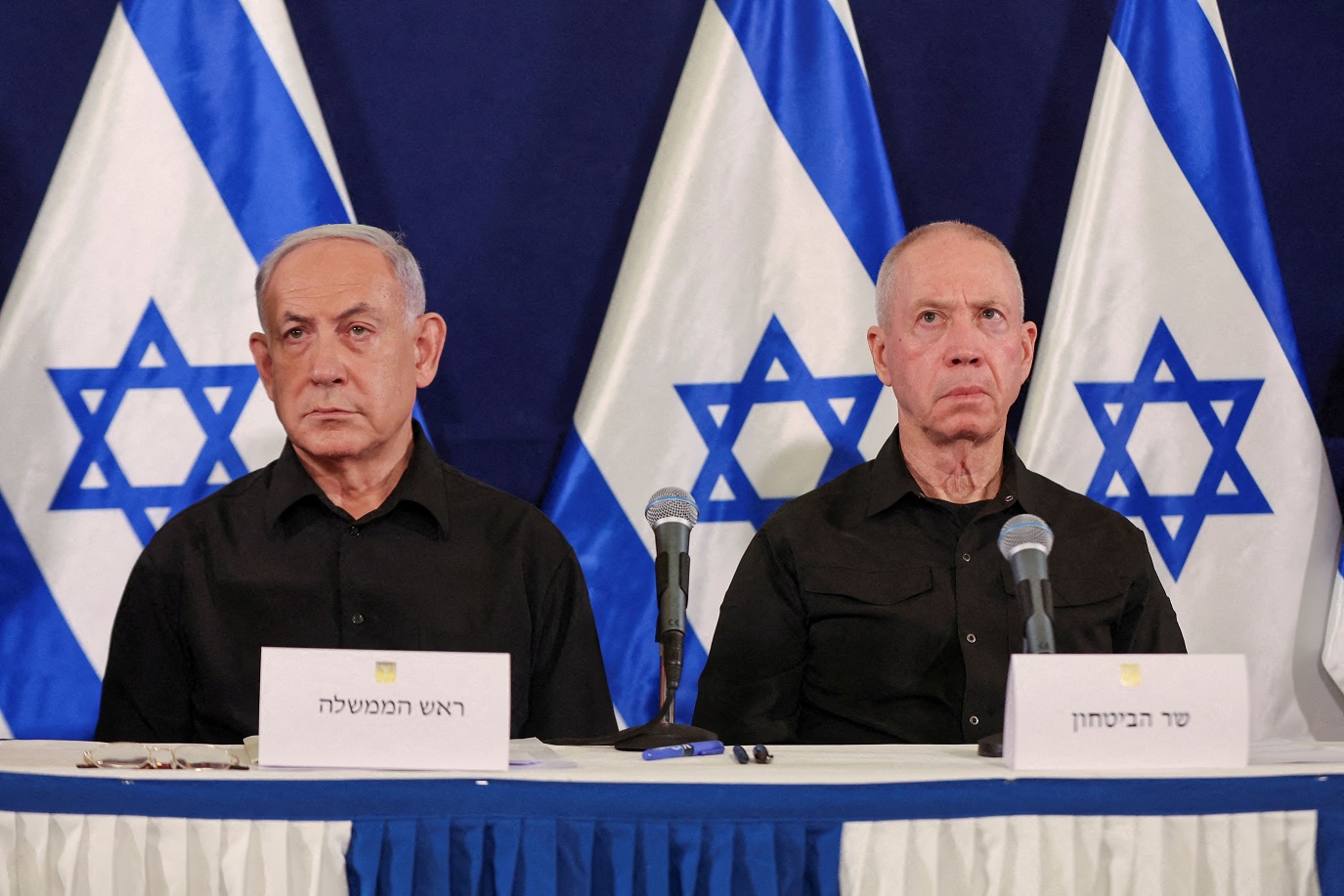 O primeiro-ministro de Israel, Benjamin Netanyahu, e o ministro da Defesa, Yoav Gallant, durante uma coletiva de imprensa na base militar de Kirya em Tel Aviv, Israel, em 28 de outubro de 2023. ABIR SULTAN POOL/Pool via REUTERS/Foto de arquivo.