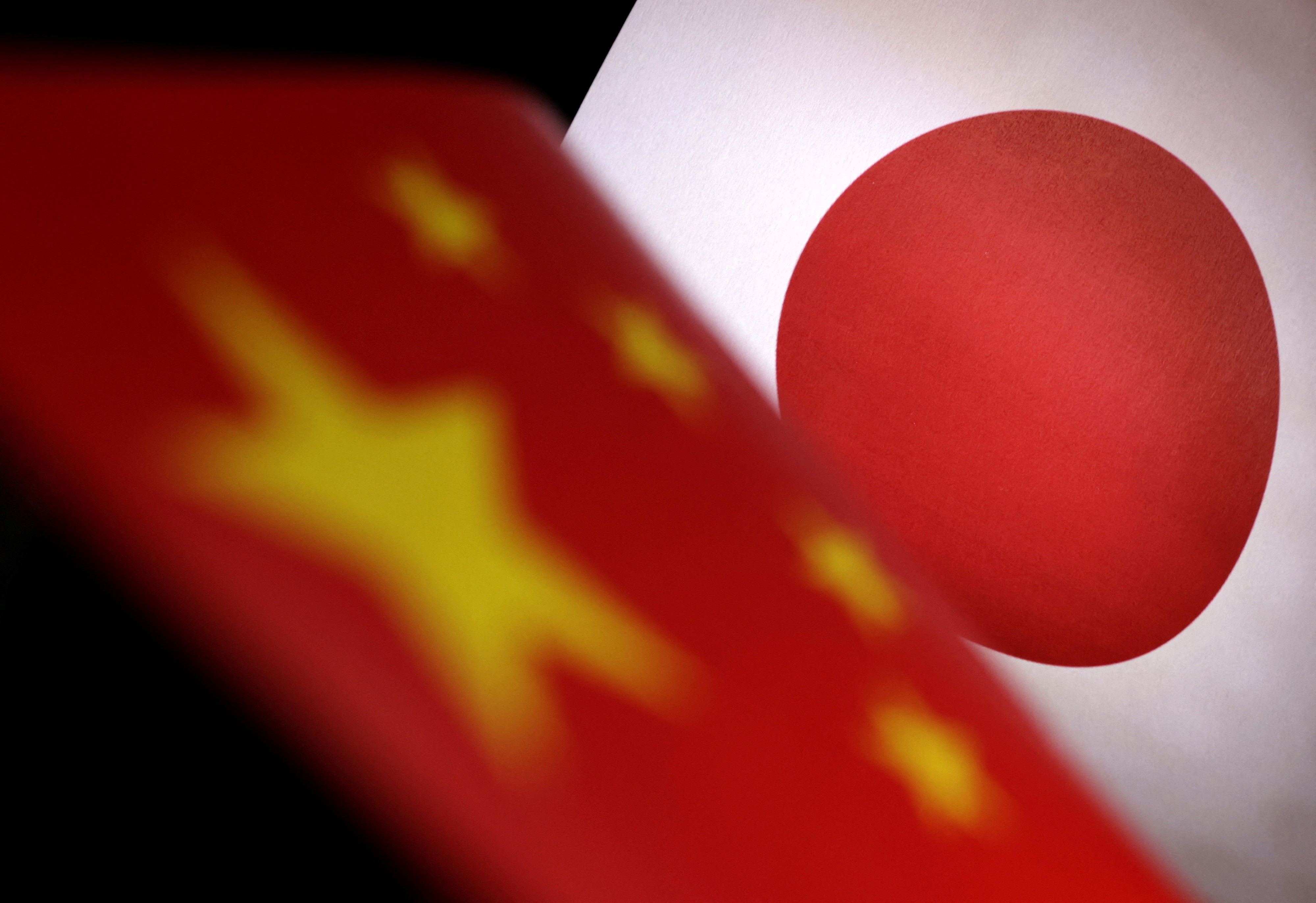 Ilustração com bandeiras de China e Japão