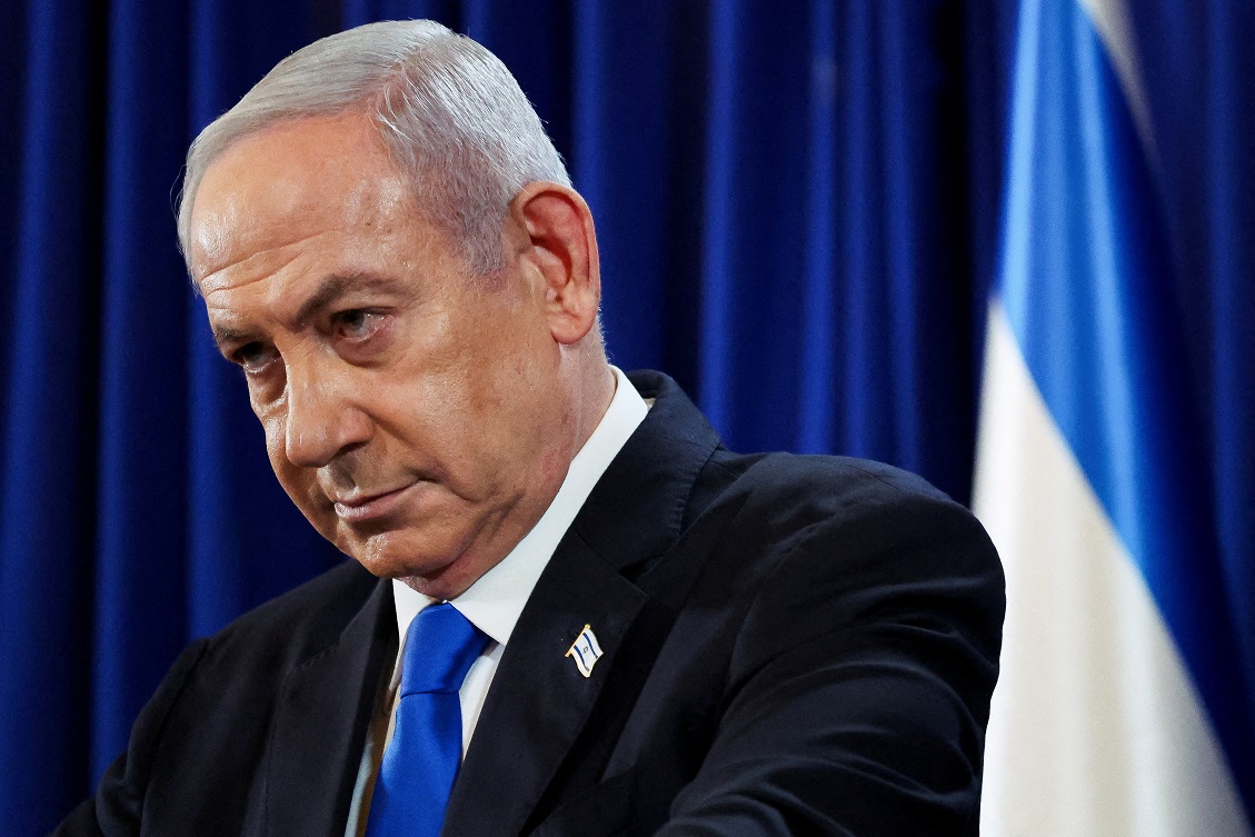 Primeiro-ministro israelense Benjamin Netanyahu faz uma pausa durante uma coletiva de imprensa em meio ao conflito em andamento em Gaza entre Israel e Hamas, em Tel Aviv, Israel, 13 de julho de 2024. REUTERS/Nir Elias/Pool TPX IMAGES OF THE DAY