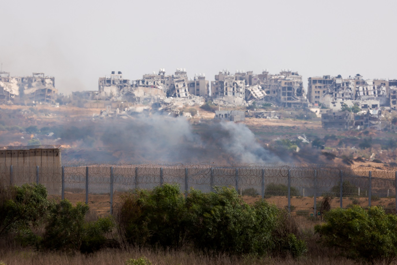 Fumaça sobe do norte de Gaza, em meio ao conflito Israel-Hamas, vista de Israel, 14 de julho de 2024. REUTERS/Amir Cohen