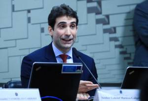 Diretor de Política Monetária do Banco Central, Gabríel Galípolo, fala em comissão no Senado Federal (Lula Marques/ Agência Brasil/Distribuição via REUTERS)