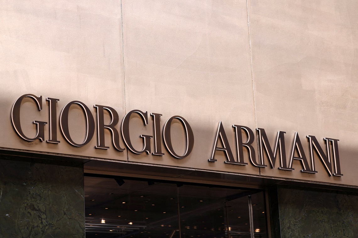 Quem vai ficar com um pedaço da Armani? Três gigantes estão no radar