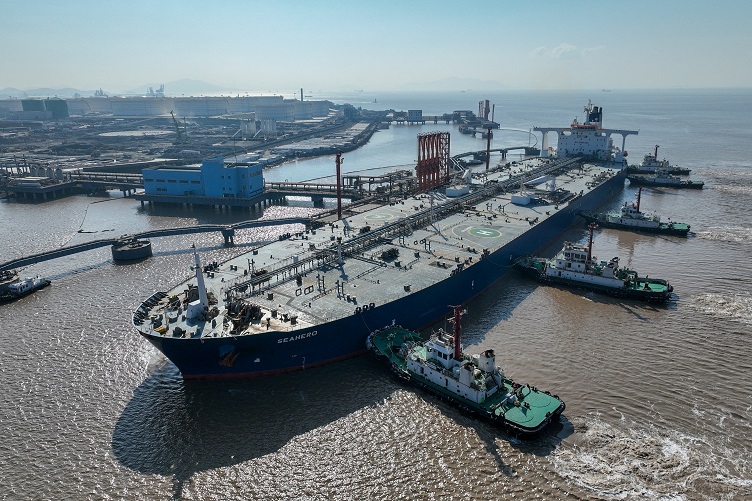 Vista aérea mostra petroleiro em um terminal de petróleo na ilha de Waidiao, em Zhoushan, China (China Daily via REUTERS)