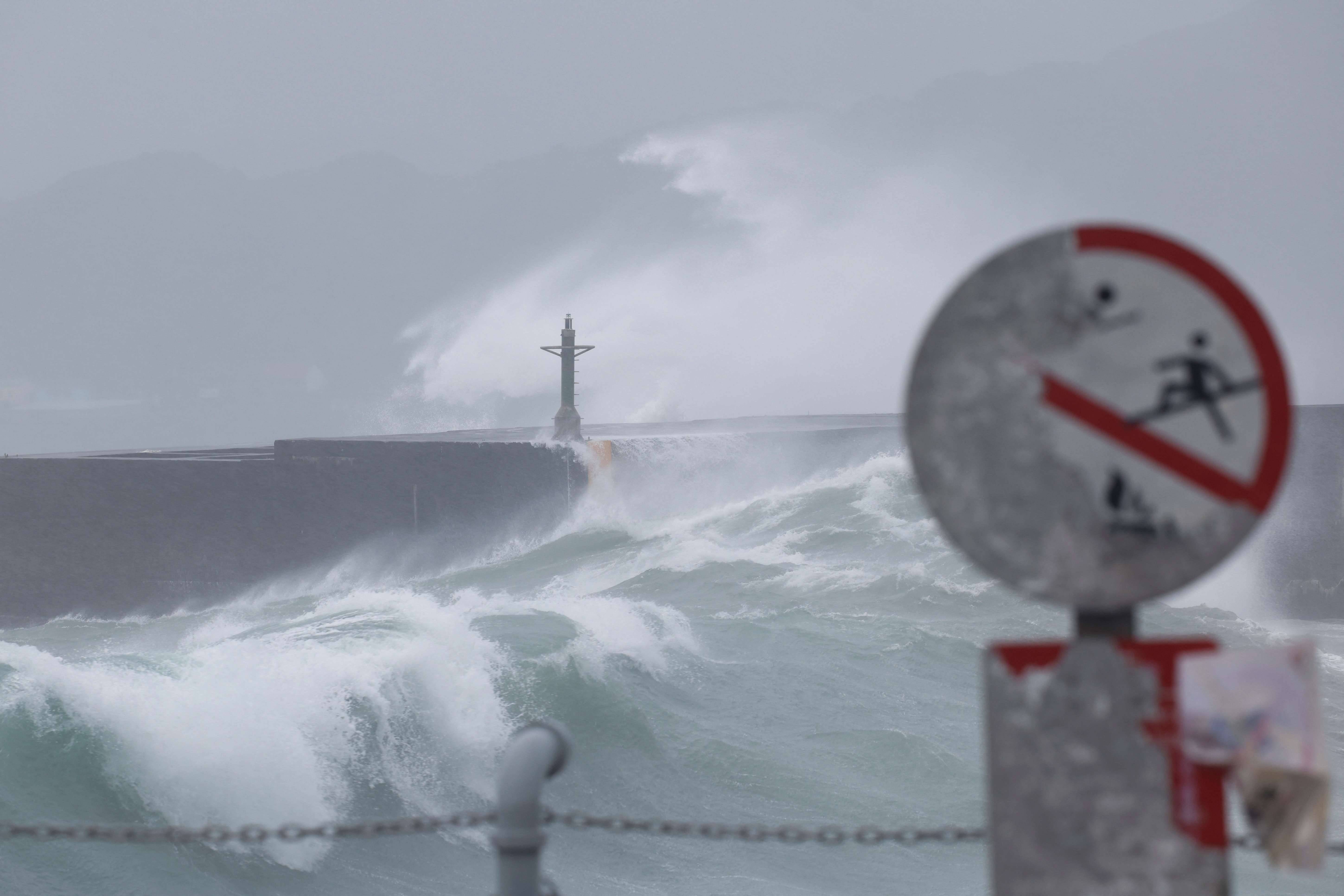 Fortes ondas causadas pelo tufão Gaemi em Keelung, Taiwan - 24/7/2024 (Foto: Carlos Garcia Rawlins/Reuters)