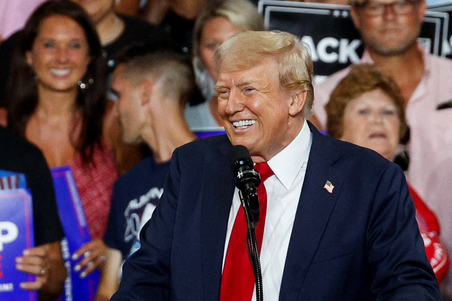 Candidato presidencial republicamo, Donald Trump, faz comício em Charlotte, Carolina do Norte 24/07/2024 REUTERS/Marco Bello