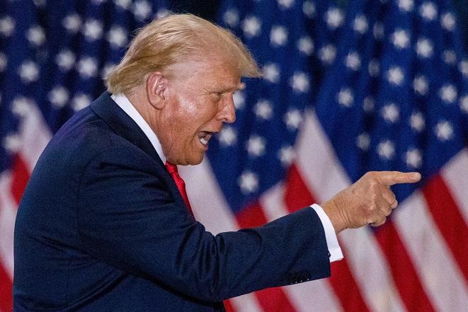 O candidato republicano à presidência e ex-presidente dos EUA, Donald Trump, gesticula durante um comício com seu companheiro de chapa para vice-presidente, o senador dos EUA JD Vance, em St. Cloud, Minnesota, EUA, em 27 de julho de 2024. REUTERS/Carlos Osorio