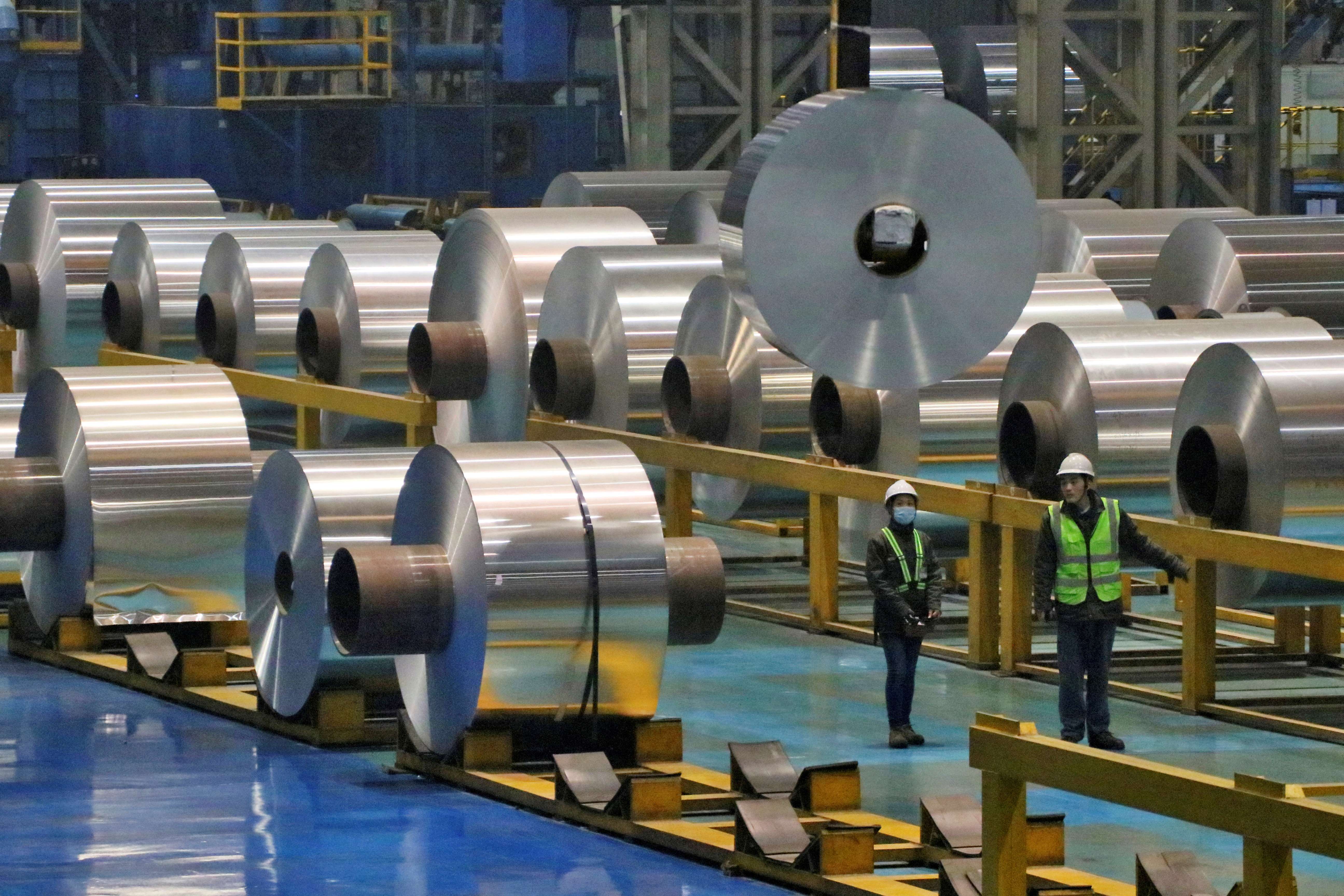 Na China, produção industrial e vendas no varejo avançam acima do esperado no 1º bi