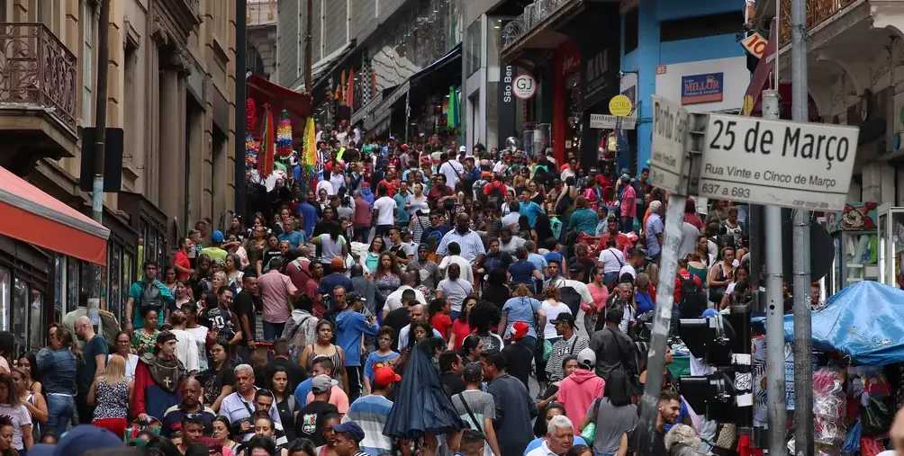 Movimento do comércio popular na 25 de Março no mês do Natal (Rovena Rosa/Agência Brasil)