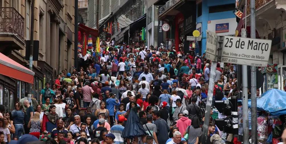 Movimento do comércio popular na 25 de Março no mês do Natal (Rovena Rosa/Agência Brasil)