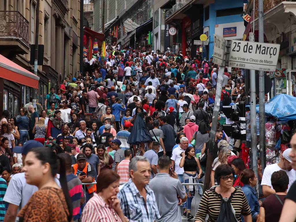 Movimento do comércio popular na 25 de Março (Rovena Rosa/Agência Brasil)