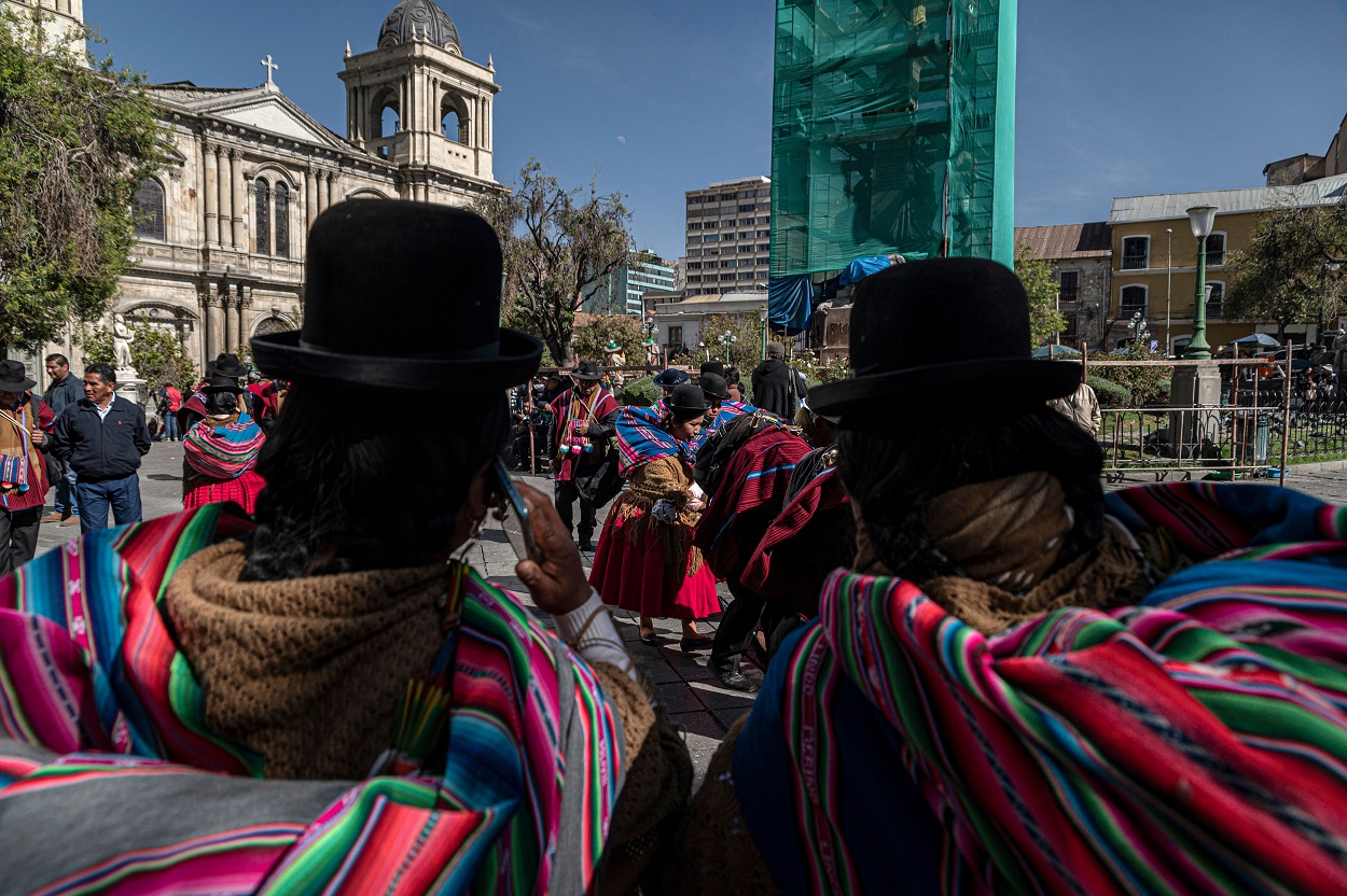 Apoiadores indígenas do governo de Luis Arce realizam uma manifestação em La Paz em 27 de junho, um dia após uma tentativa de golpe fracassada contra o presidente boliviano (Marcelo Perez del Carpio/Bloomberg)