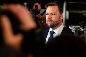 O senador JD Vance, um republicano de Ohio, fala com membros da mídia no McCamish Pavilion no campus do Instituto de Tecnologia da Geórgia após o primeiro debate presidencial em Atlanta, Geórgia, EUA, na quinta-feira, 27 de junho de 2024 (Eva Marie Uzcategui/Bloomberg)