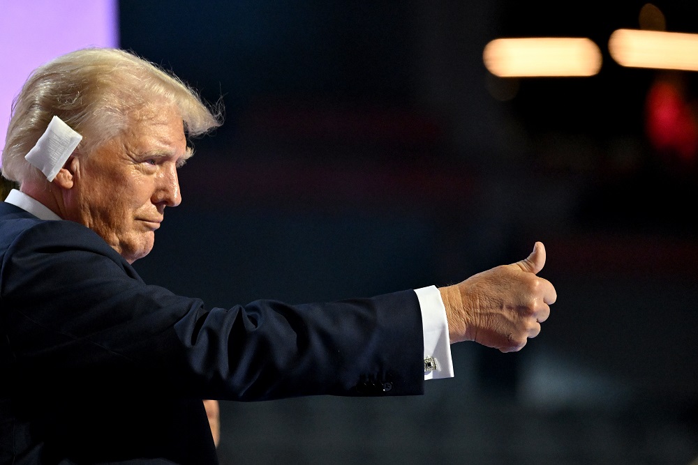 O ex-presidente dos Estados Unidos, Donald Trump, durante a Convenção Nacional Republicana (RNC) no Fiserv Forum em Milwaukee, Wisconsin, EUA, na quinta-feira, 18 de julho de 2024. Donald Trump, que aceitou a indicação presidencial de seu partido, fez seu primeiro discurso público desde sobreviver a uma tentativa de assassinato fracassada, relatando um incidente em detalhes que ele chamou de "muito doloroso para contar".